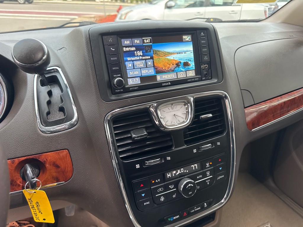 2016 Chrysler Town & Country Image 25