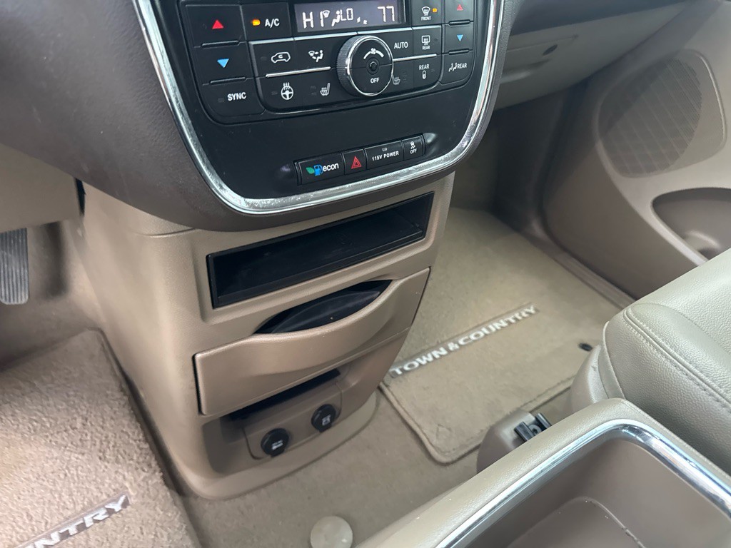 2016 Chrysler Town & Country Image 26
