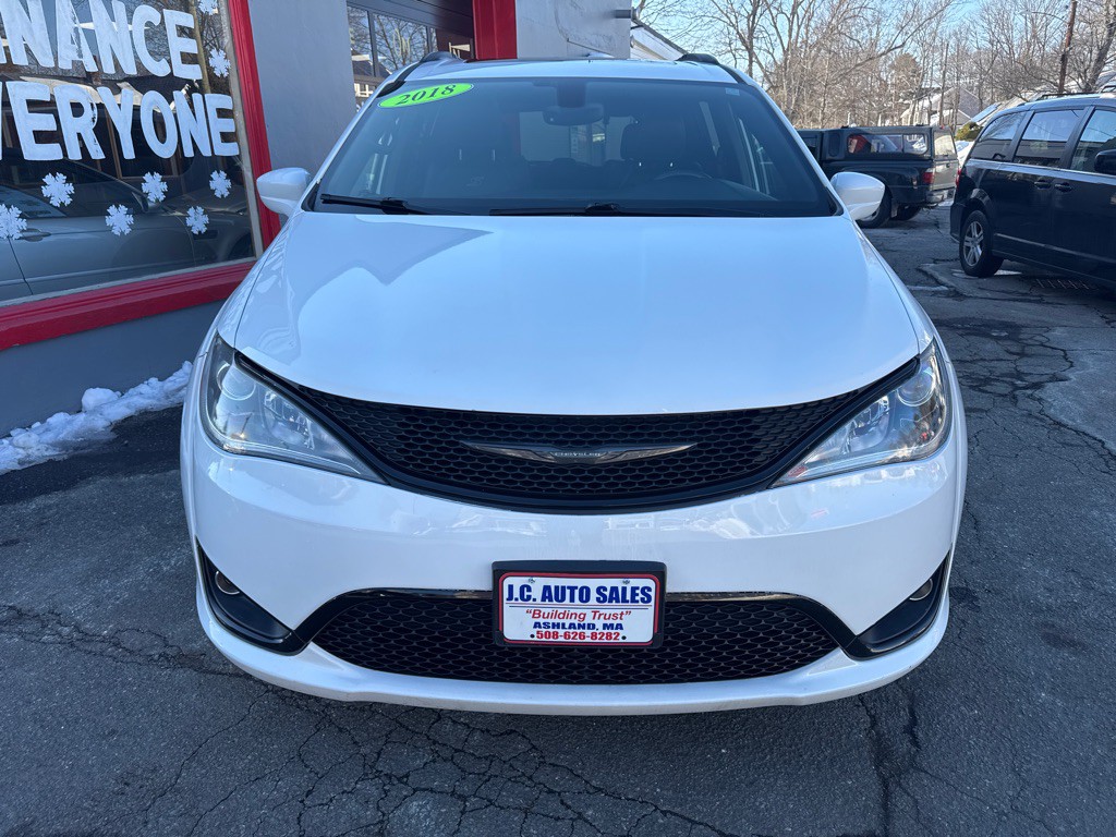 2018 Chrysler Pacifica Image 2
