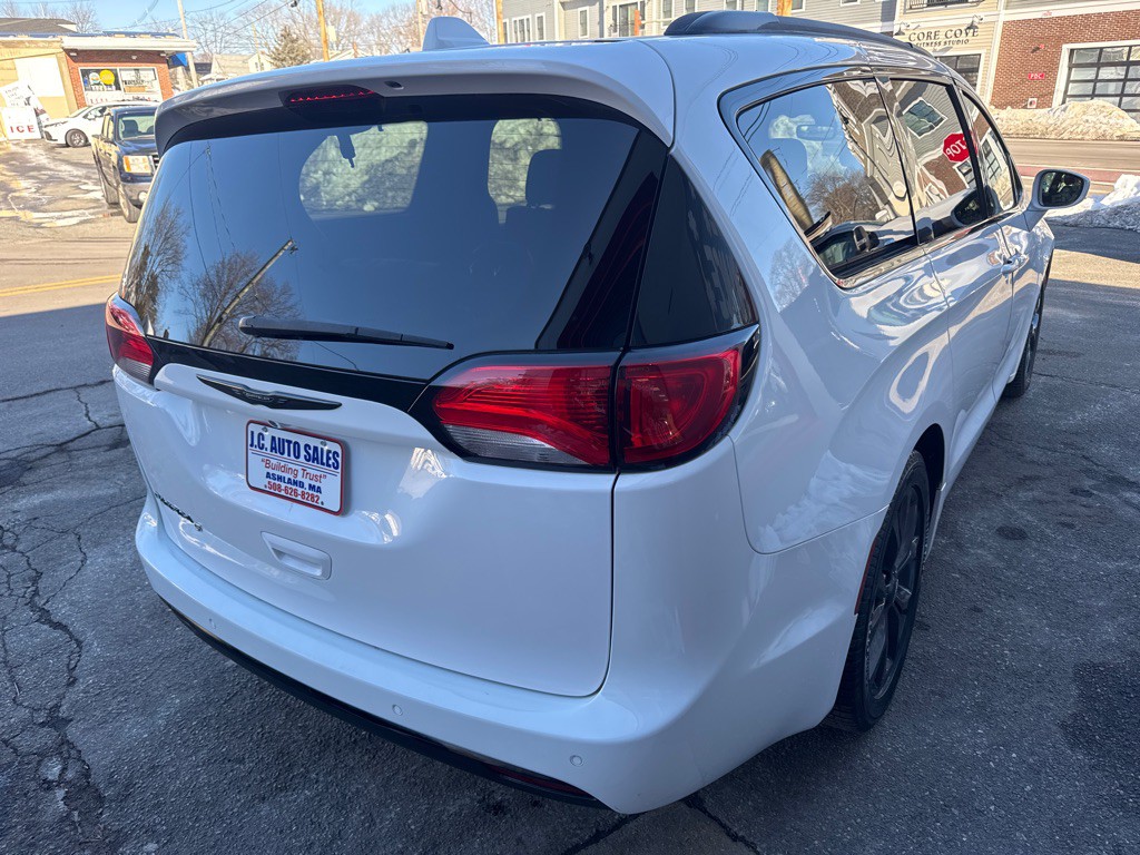 2018 Chrysler Pacifica Image 4