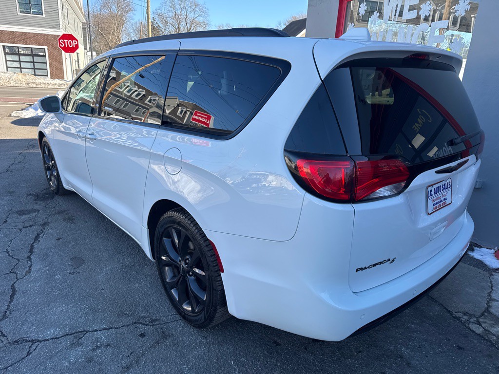 2018 Chrysler Pacifica Image 6