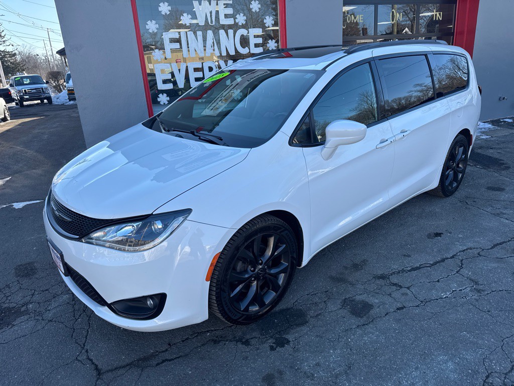 2018 Chrysler Pacifica Image 8