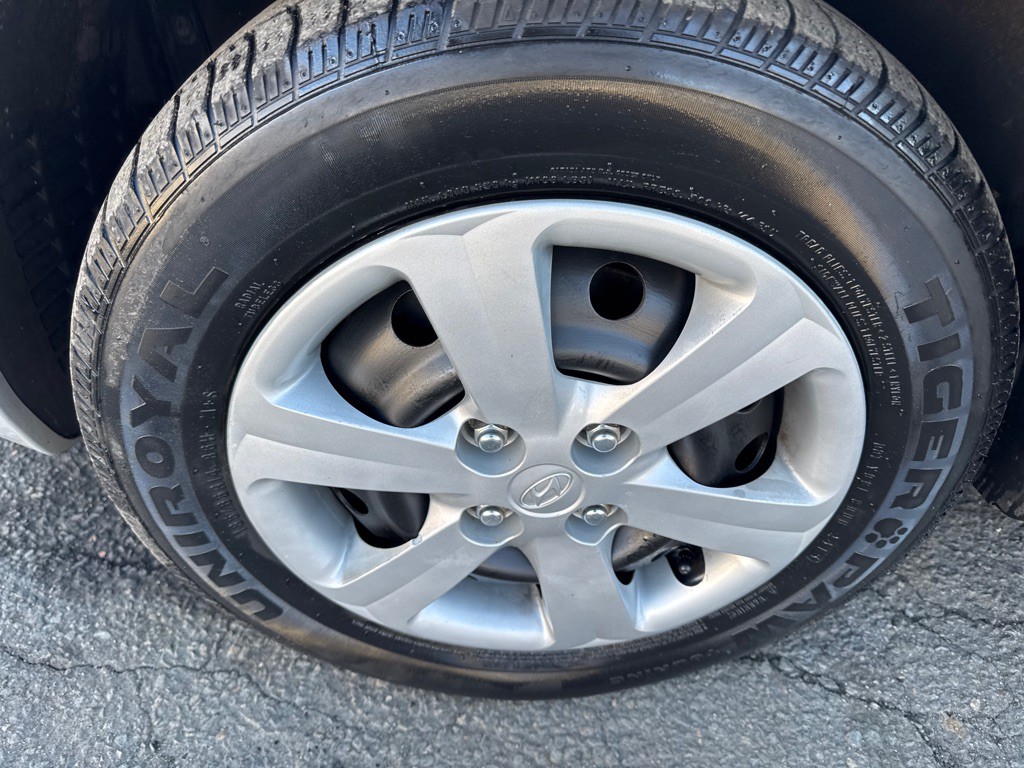 2009 Hyundai Accent Image 10