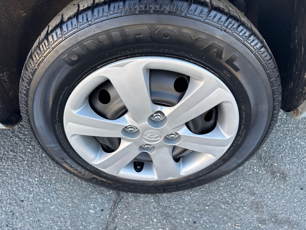 2009 Hyundai Accent Image 11