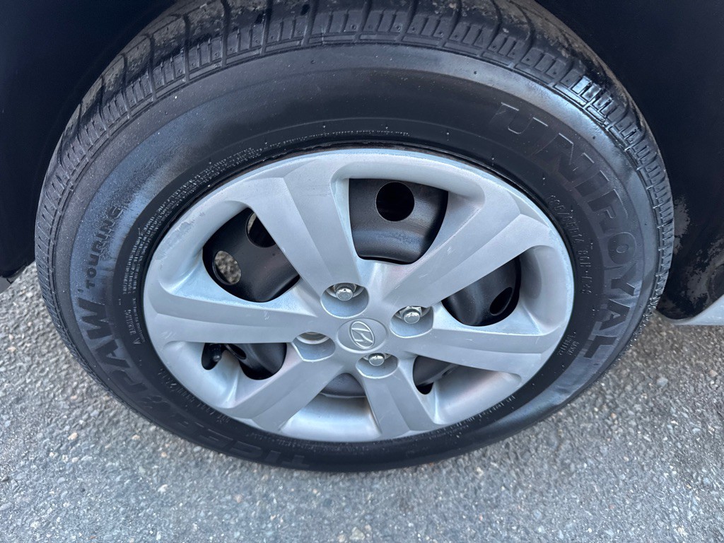 2009 Hyundai Accent Image 12