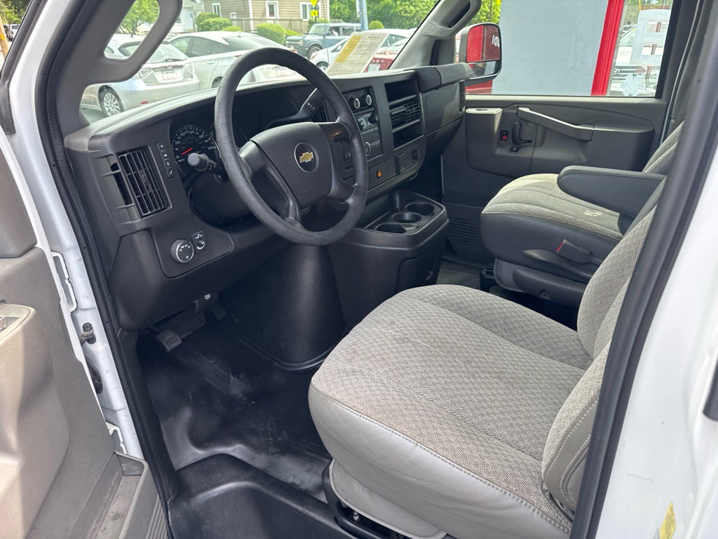 2016 Chevrolet Express Image 14