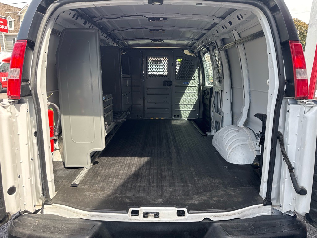 2016 Chevrolet Express Image 16