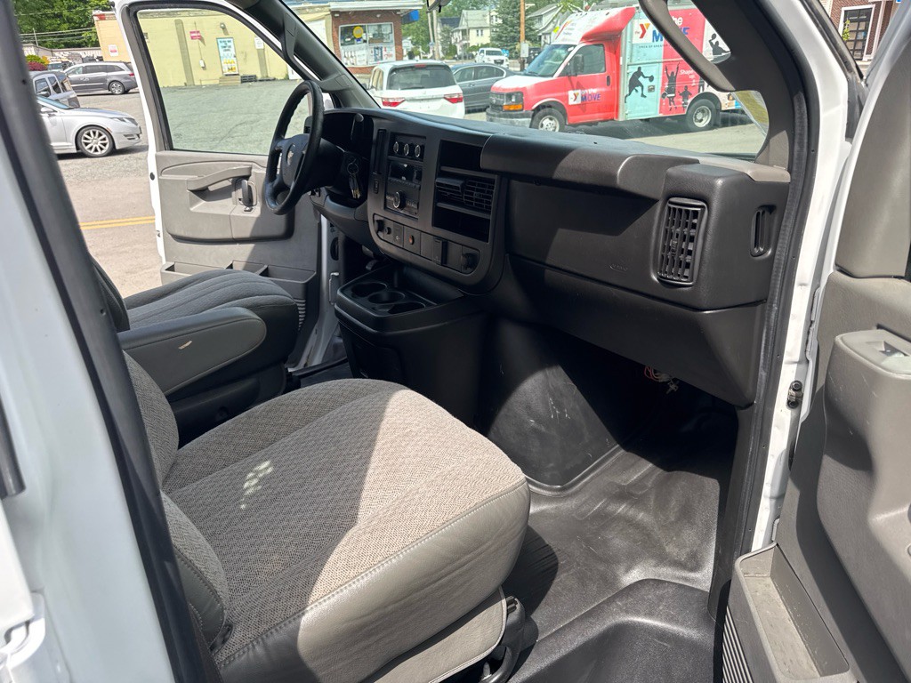 2016 Chevrolet Express Image 19