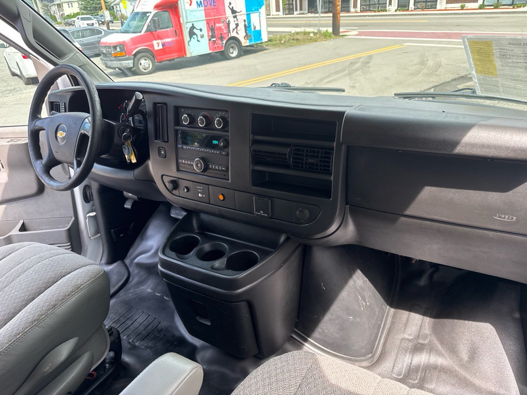 2016 Chevrolet Express Image 21