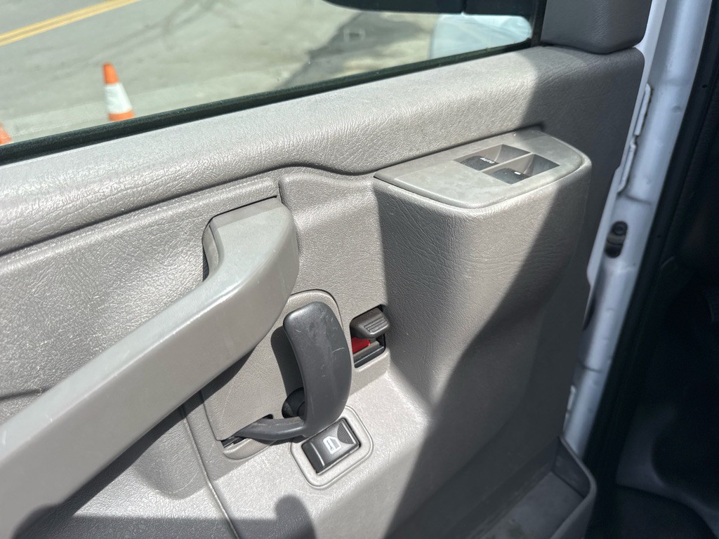 2016 Chevrolet Express Image 24