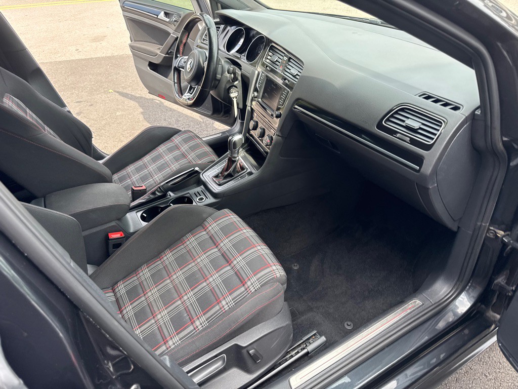 2017 Volkswagen GTI Image 16