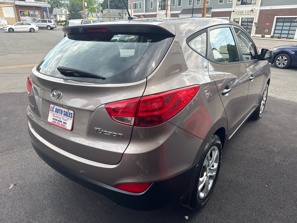 2011 Hyundai Tucson Image 4