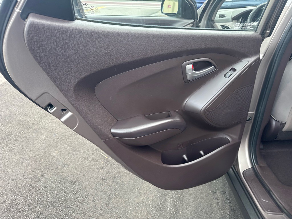 2011 Hyundai Tucson Image 16