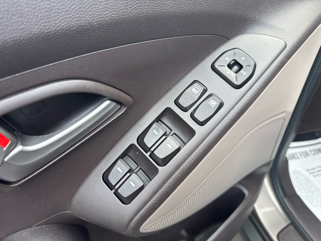 2011 Hyundai Tucson Image 25