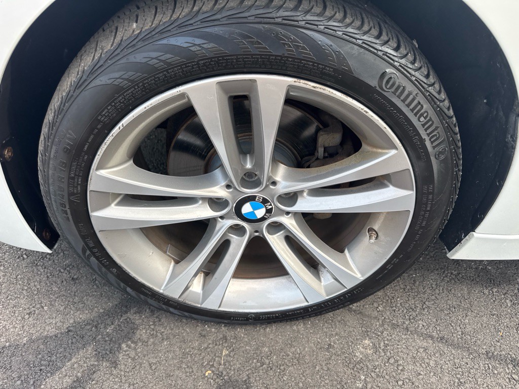 2017 BMW 3 Series Image 9