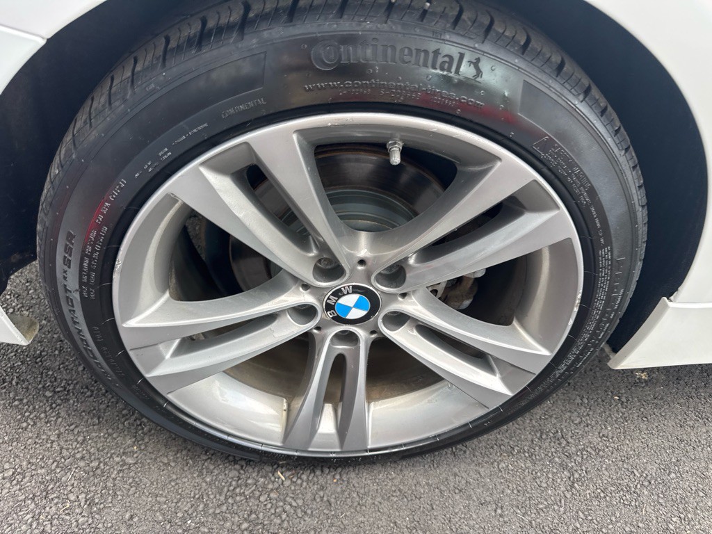 2017 BMW 3 Series Image 11
