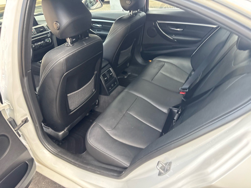 2017 BMW 3 Series Image 15