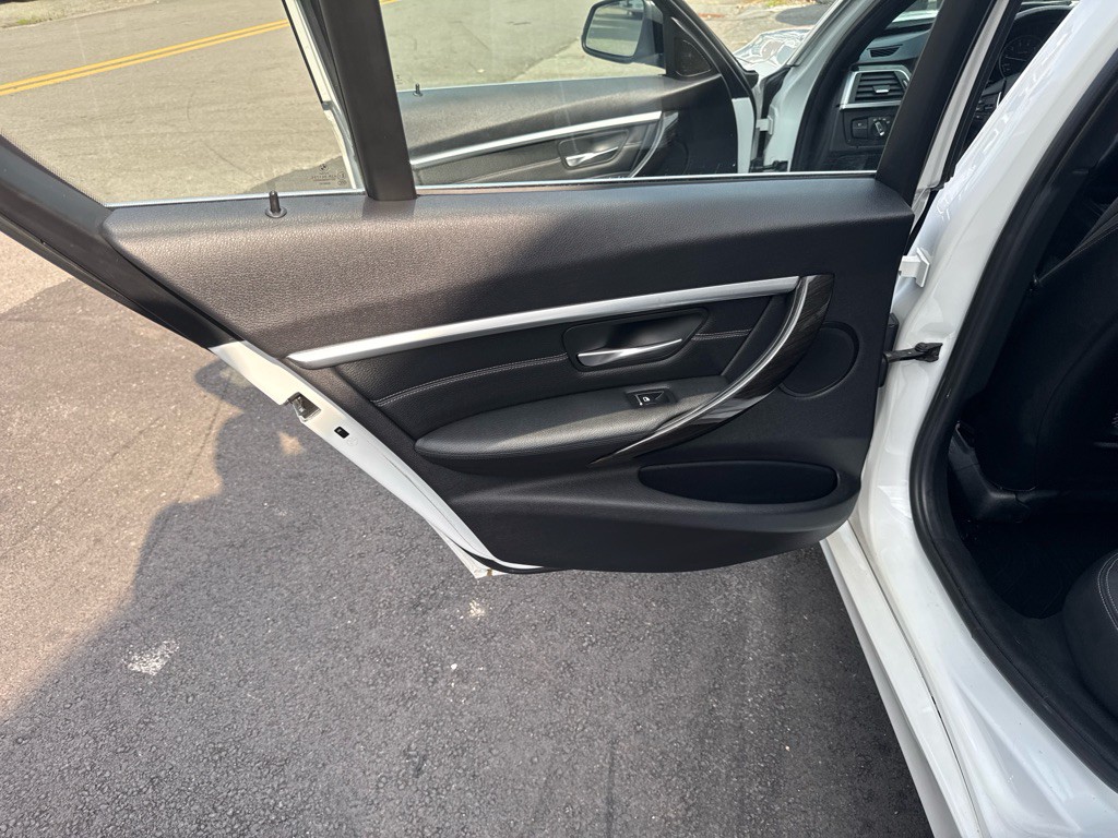 2017 BMW 3 Series Image 16