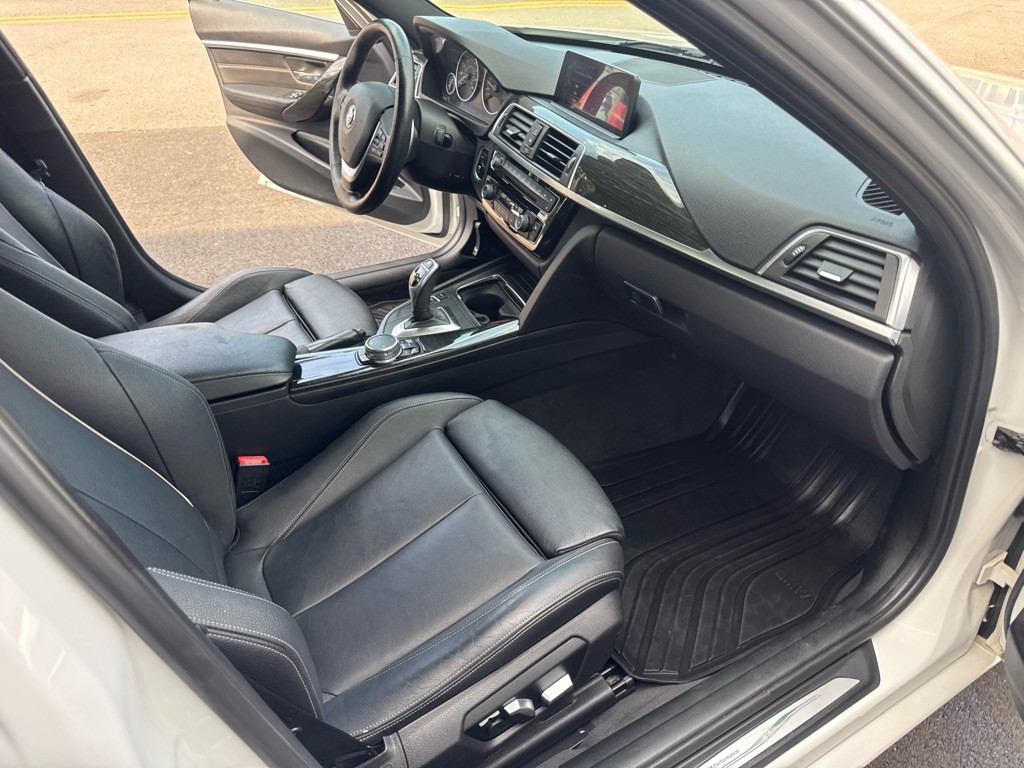 2017 BMW 3 Series Image 17