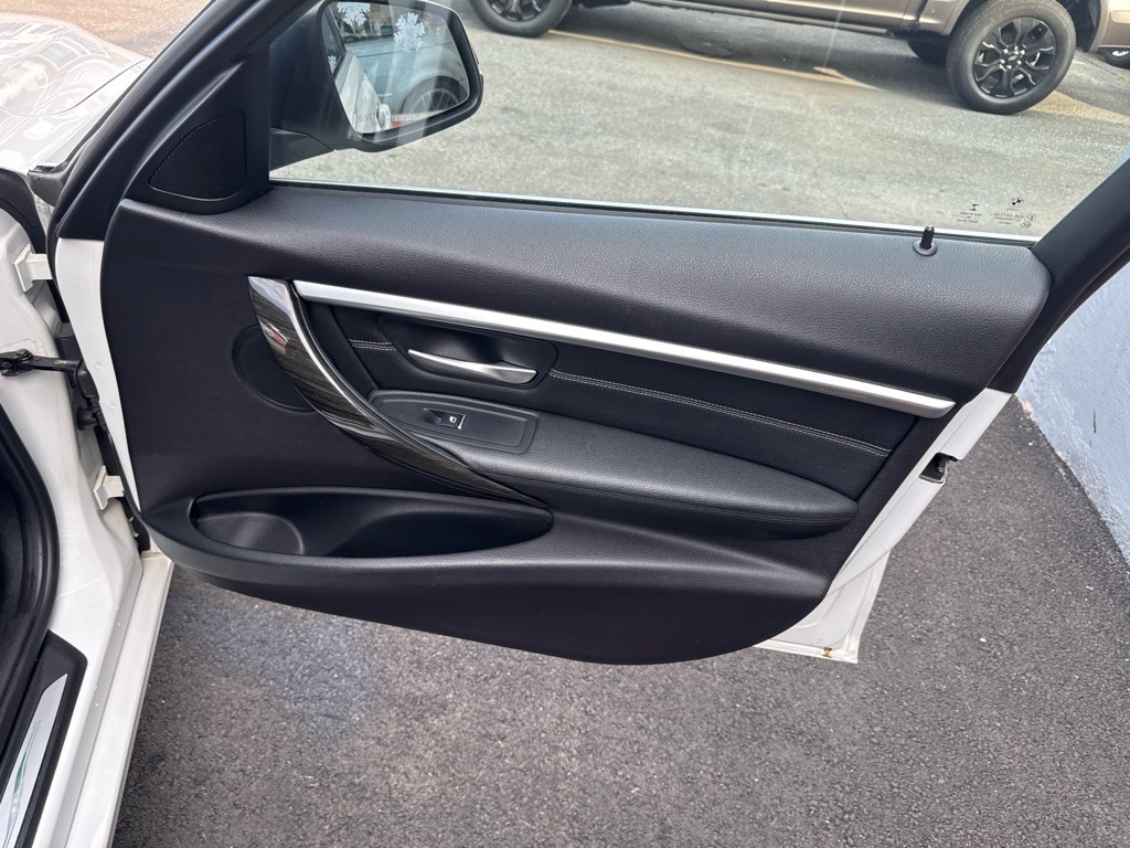 2017 BMW 3 Series Image 18