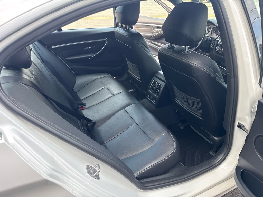 2017 BMW 3 Series Image 19