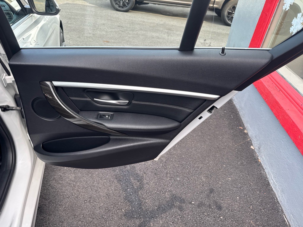 2017 BMW 3 Series Image 20