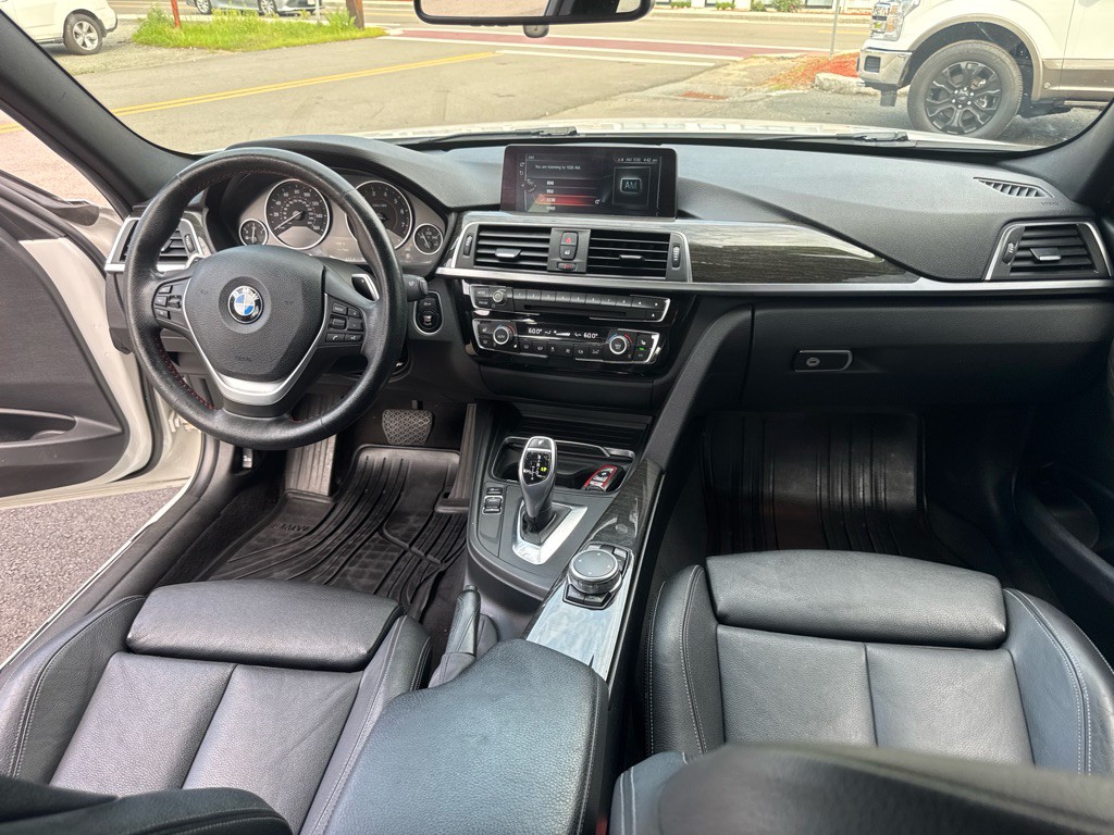 2017 BMW 3 Series Image 21