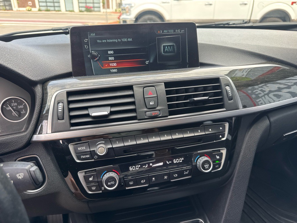 2017 BMW 3 Series Image 26