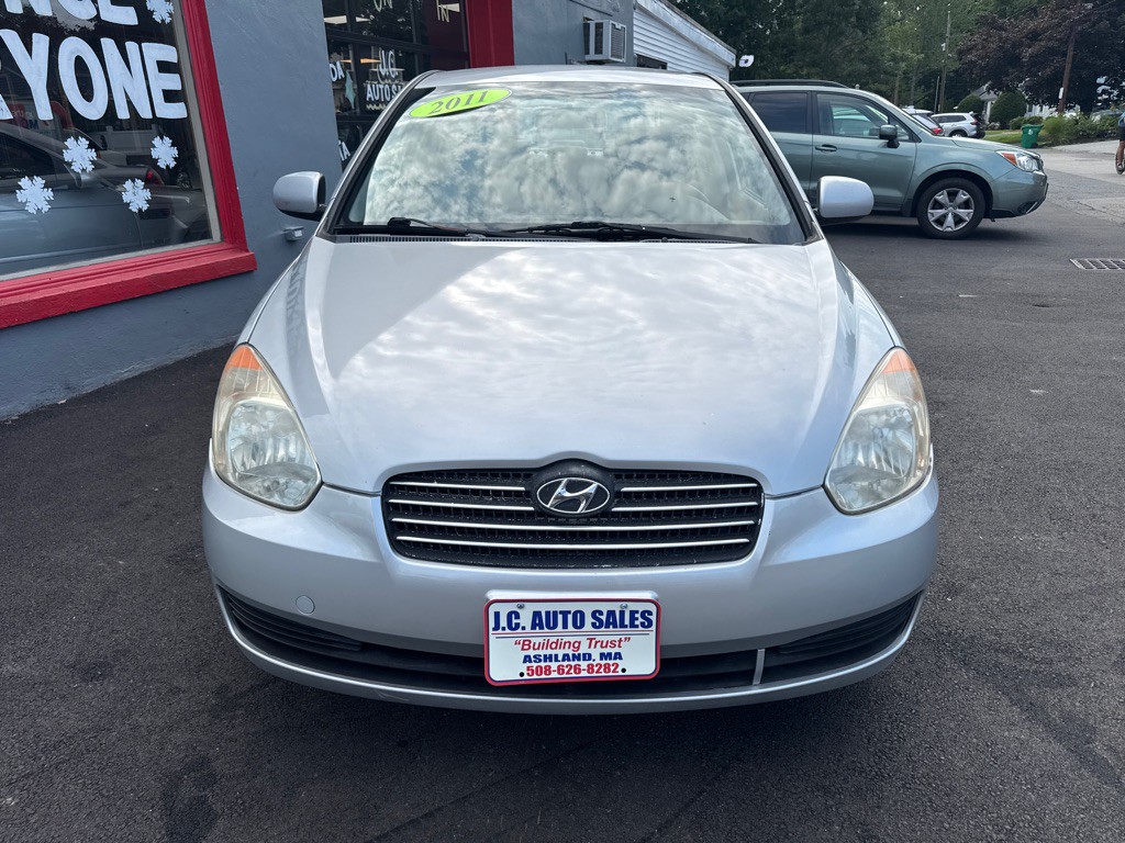 2011 Hyundai Accent Image 2