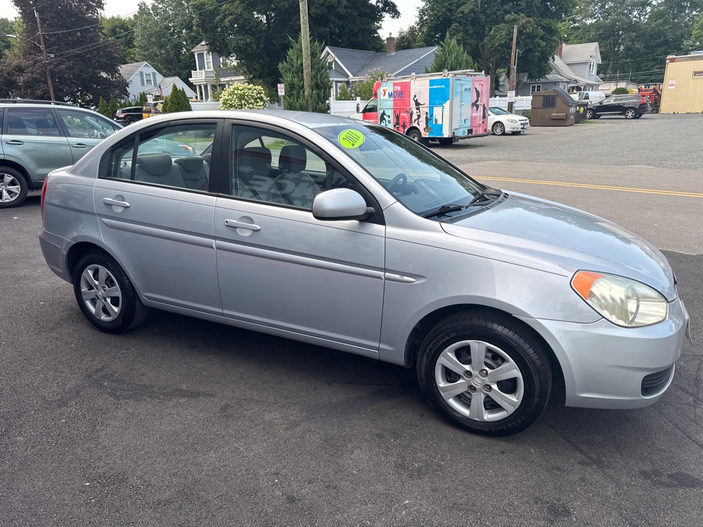 2011 Hyundai Accent Image 4