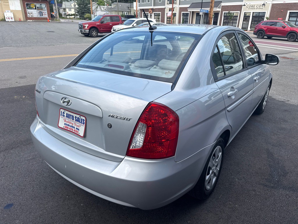 2011 Hyundai Accent Image 5