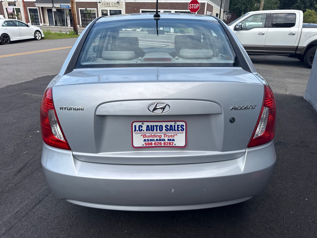 2011 Hyundai Accent Image 6
