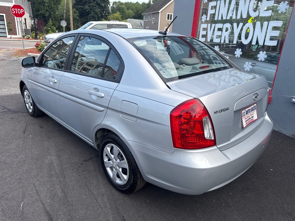 2011 Hyundai Accent Image 7