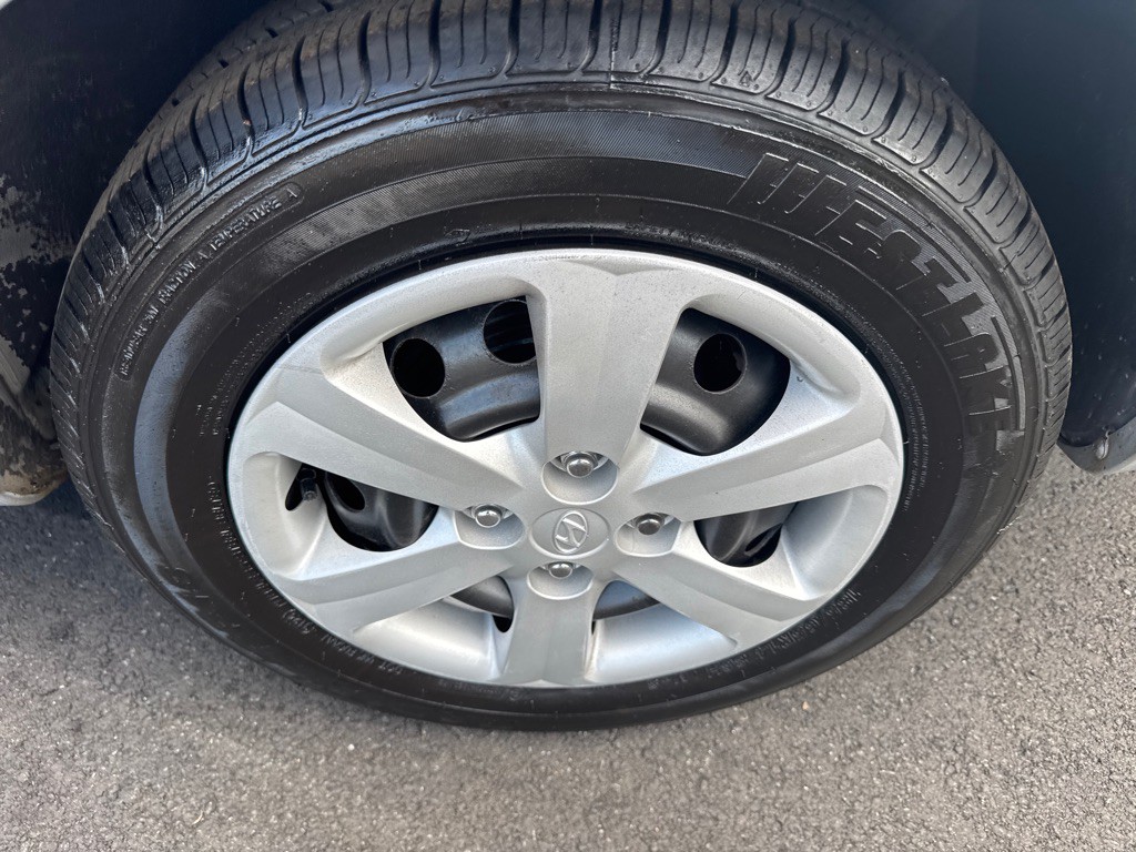 2011 Hyundai Accent Image 11