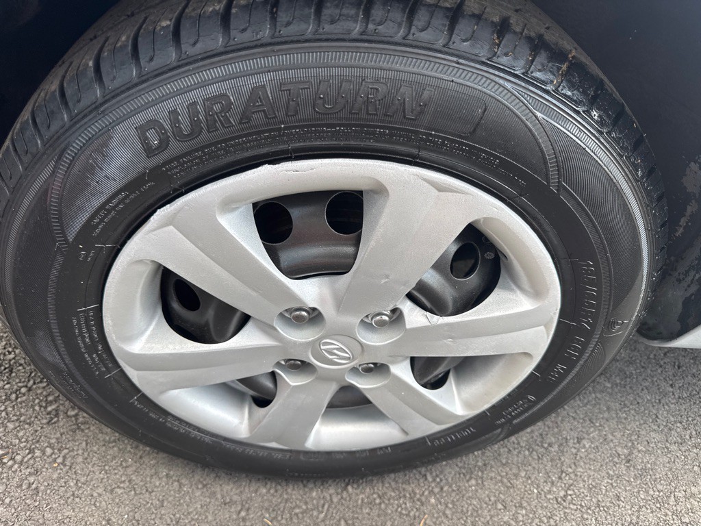 2011 Hyundai Accent Image 12