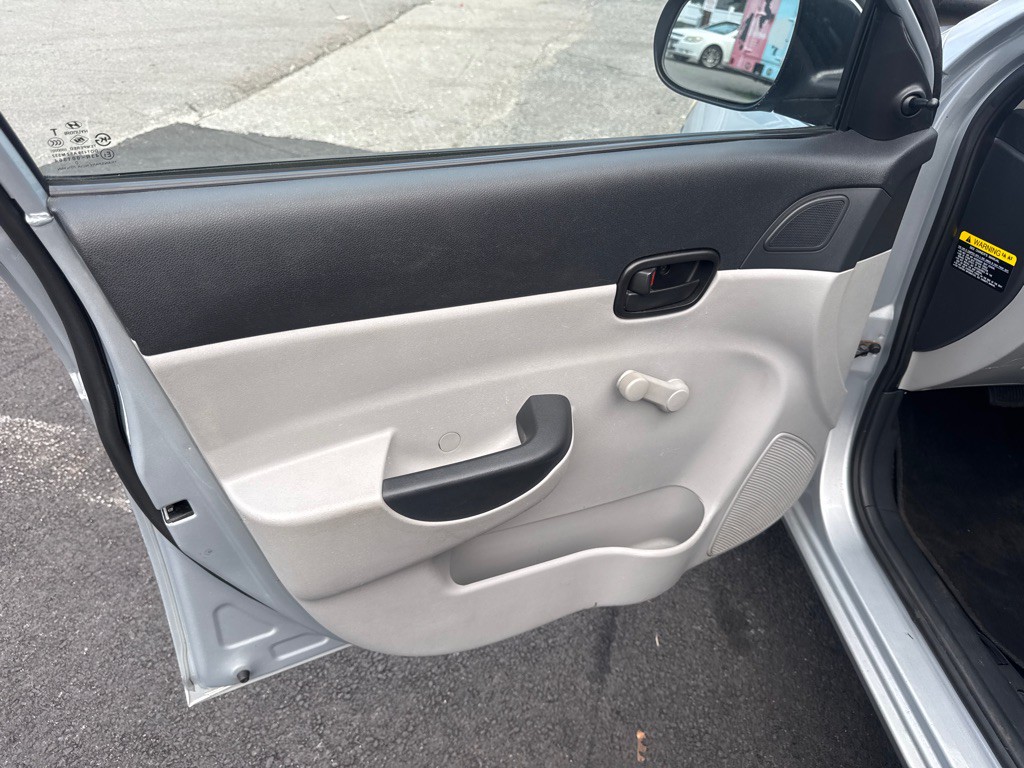 2011 Hyundai Accent Image 15