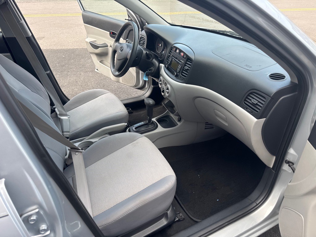 2011 Hyundai Accent Image 18