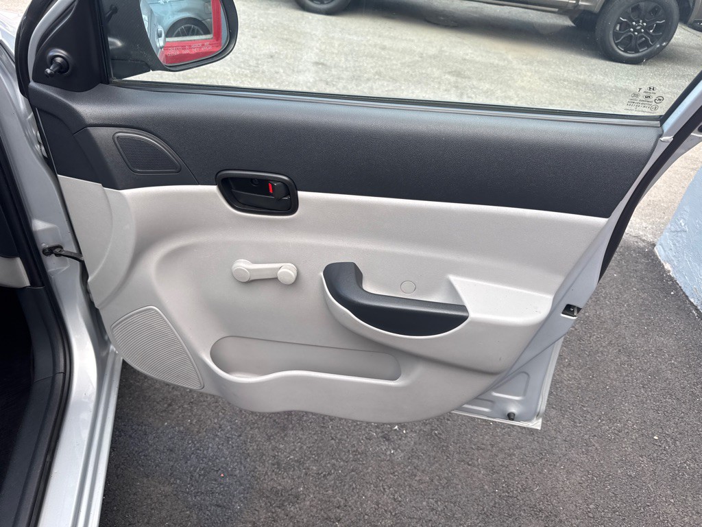 2011 Hyundai Accent Image 19