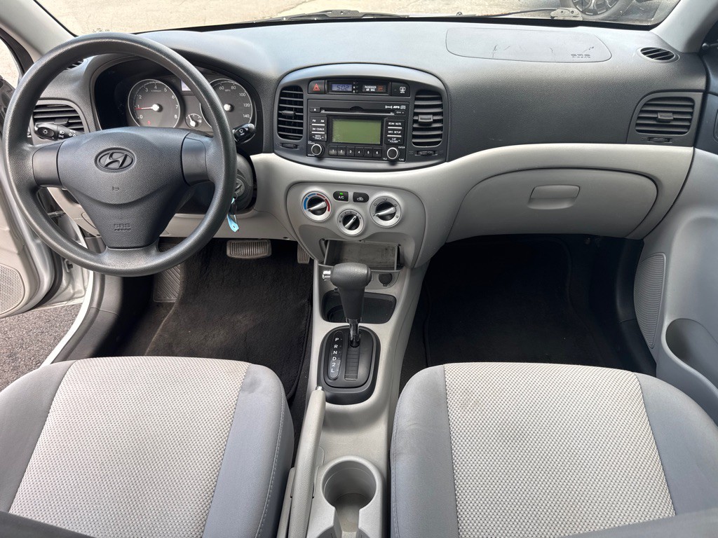 2011 Hyundai Accent Image 22