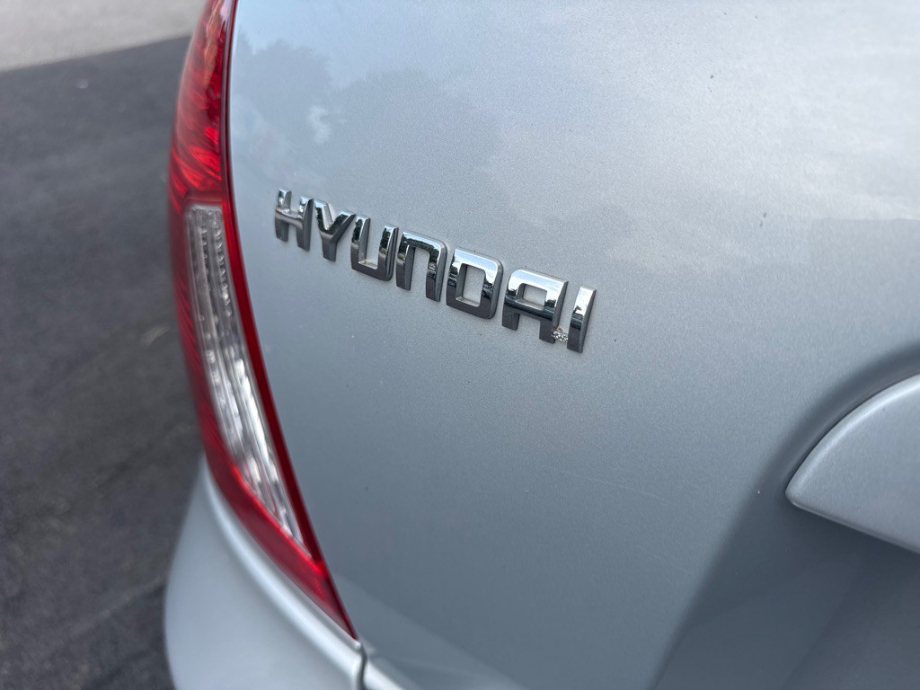 2011 Hyundai Accent Image 24