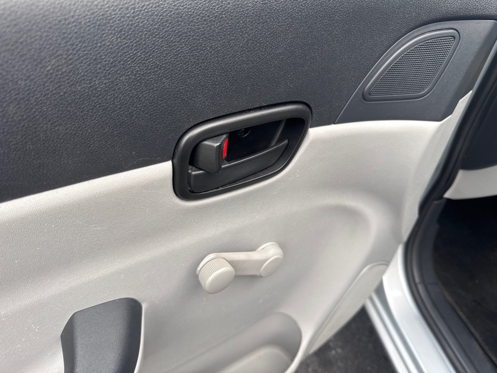 2011 Hyundai Accent Image 25