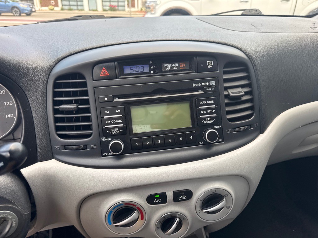 2011 Hyundai Accent Image 26