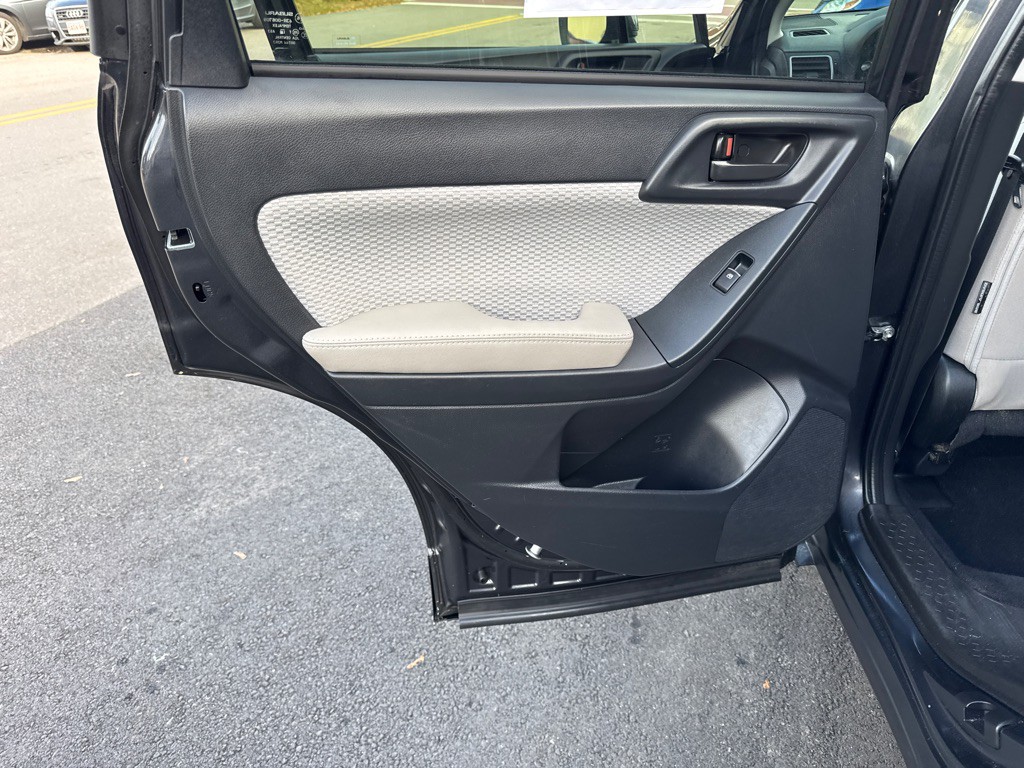 2017 Subaru Forester Image 17