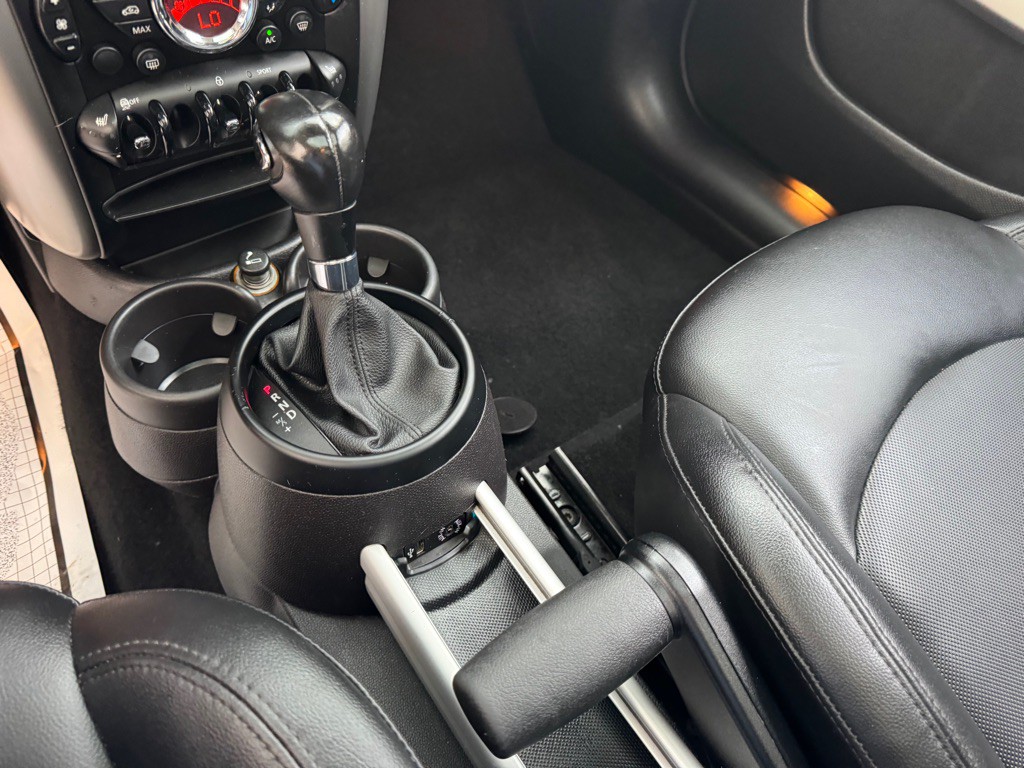 2014 MINI Cooper Image 19