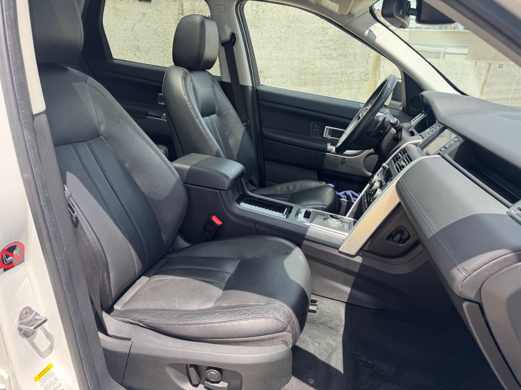 2016 Land Rover Discovery Sport Image 32