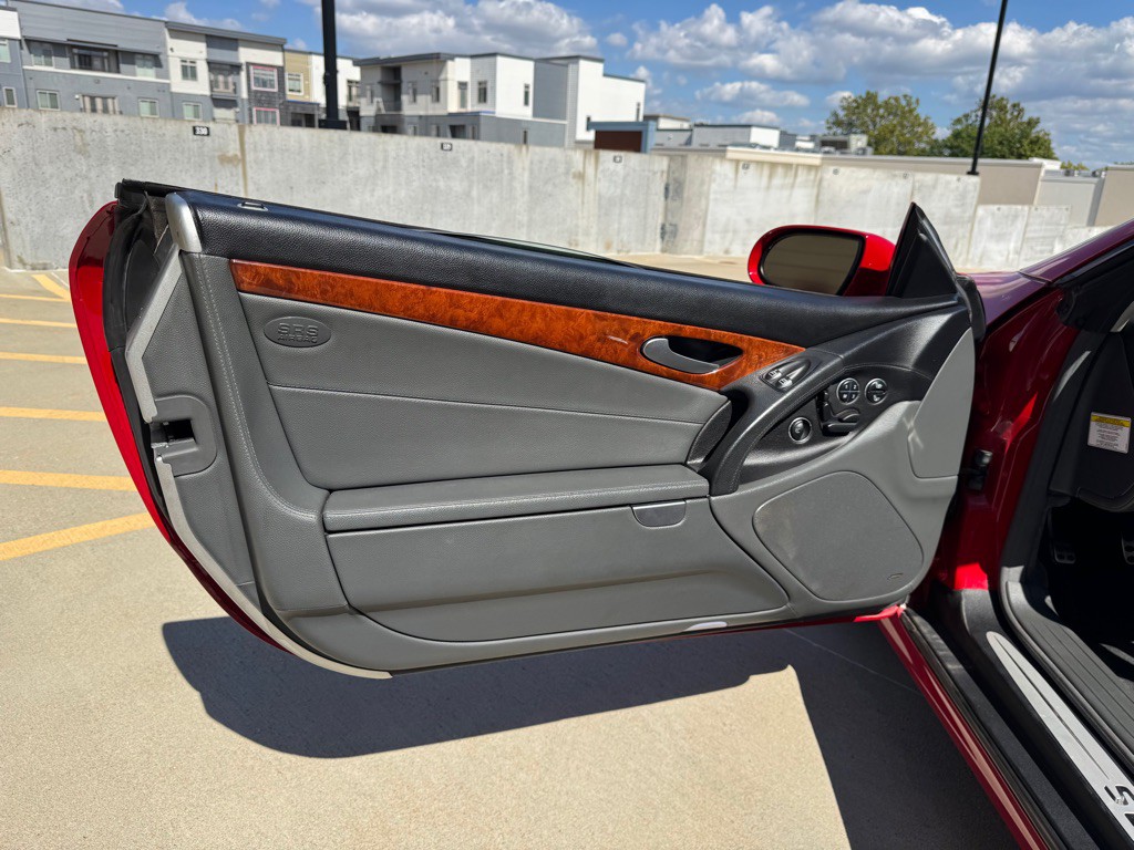 2005 Mercedes-Benz SL-Class Image 9