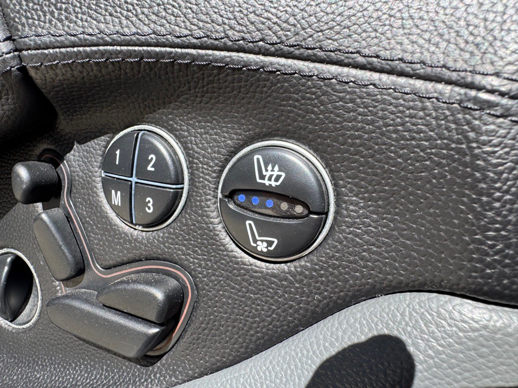 2005 Mercedes-Benz SL-Class Image 16