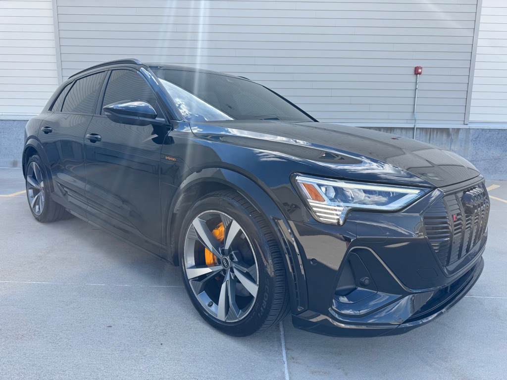 2022 Audi E-tron S Image 3