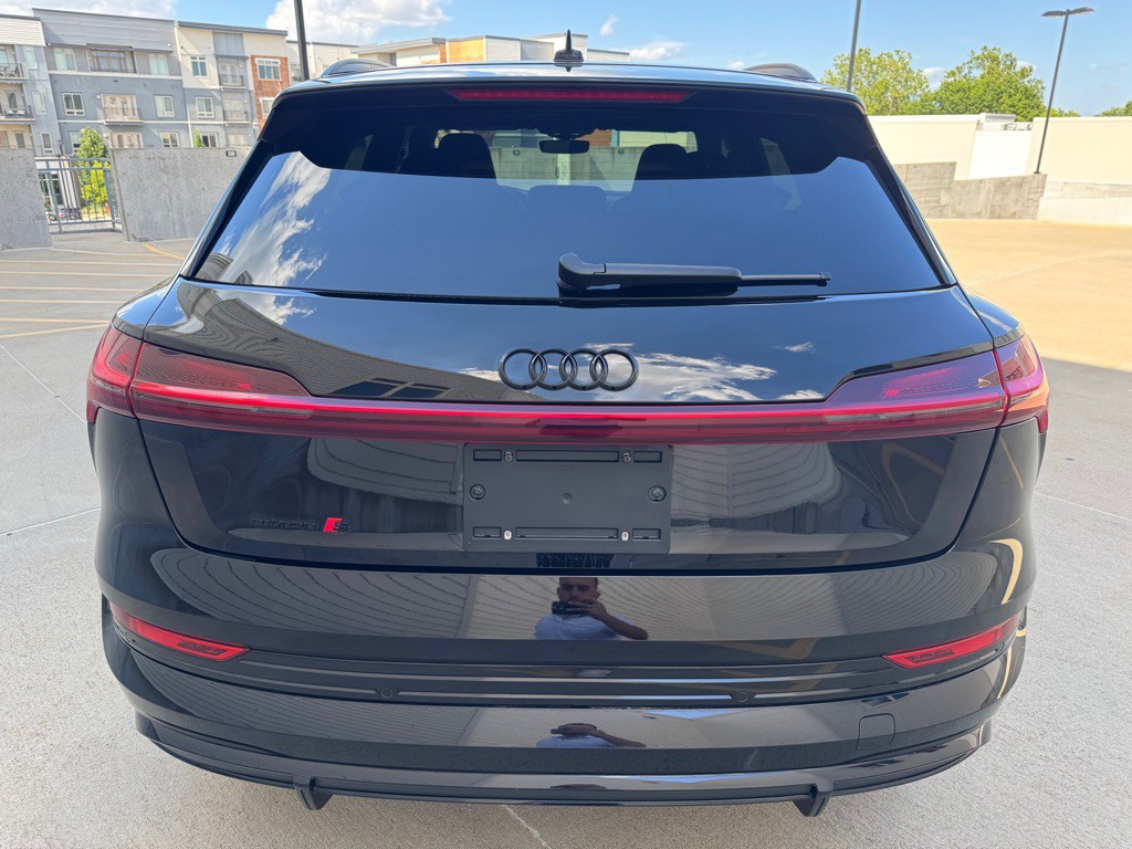 2022 Audi E-tron S Image 6