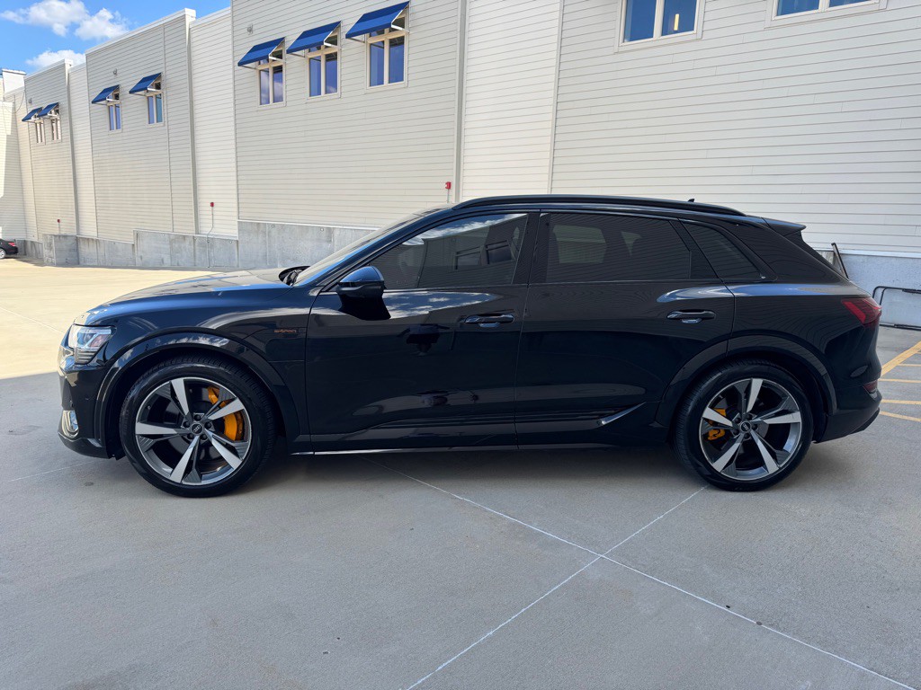 2022 Audi E-tron S Image 8